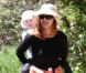 Marcia Cross profite d'une balade ensoleillée avec l'une de ses jumelles. Avril 2011