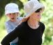 Marcia Cross et Tom Mahoney passent un après-midi ensoleillé avec leurs malicieuses jumelles. Avril 2011