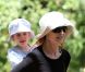 Marcia Cross et Tom Mahoney passent un après-midi ensoleillé avec leurs malicieuses jumelles. Avril 2011