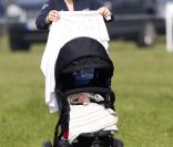 Après sa dernière sortie lors d'une réunion hippique à Gatcombe fin mars, la petite Savannah, fille de Peter Phillips et première arrière-petite-fille de la reine Elizabeth II, était baptisée à Avening fin avril 2011.