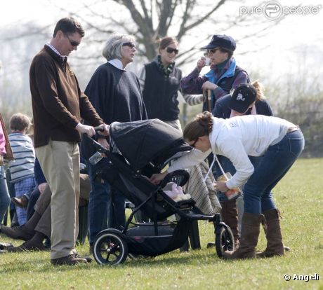 Après sa dernière sortie lors d'une réunion hippique à Gatcombe fin mars, la petite Savannah, fille de Peter Phillips et première arrière-petite-fille de la reine Elizabeth II, était baptisée à Avening fin avril 2011.