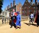 Mercredi 27 avril 2011, la reine Elizabeth II était avec son époux en visite à Cambridge, pour l'anniversaire des 500 ans du St John's College.