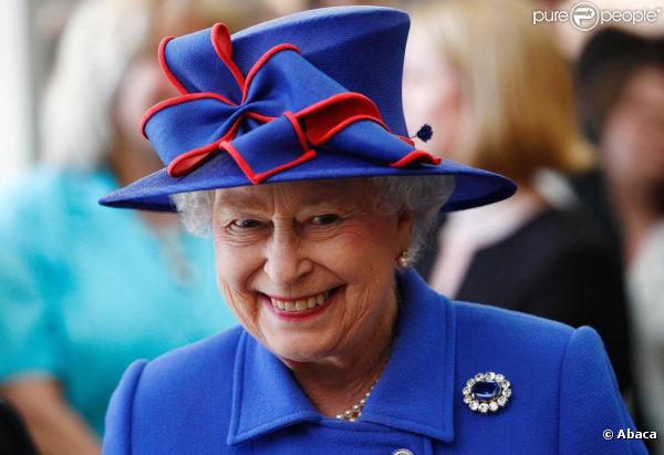 Mercredi 27 avril 2011, la reine Elizabeth II, radieuse et pimpante, était en visite à Cambridge, pour l'anniversaire des 500 ans du St John's College.