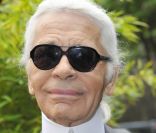 Karl Lagerfeld signe la suite Magnum Chocolat réalisée par le maître chocolatier et sculpteur Patrick Roger le 28 avril 2011 à l\'Hôtel La Réserve à Paris <br />