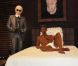 Karl Lagerfeld signe la suite Magnum Chocolat réalisée par le maître chocolatier et sculpteur Patrick Roger le 28 avril 2011 à l'Hôtel La Réserve à Paris  