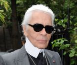 Karl Lagerfeld signe la suite Magnum Chocolat réalisée par le maître chocolatier et sculpteur Patrick Roger le 28 avril 2011 à l\'Hôtel La Réserve à Paris