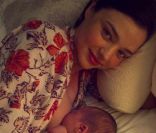 Miranda Kerr poste une photo d'elle et son bébé Flynn sur son Twitter
