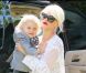 Gwen Stefani et son petit Zuma descendent de la voiture et arrivent à leur domicile de Los Angeles, dimanche 24 avril.