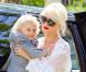 Gwen Stefani et son petit Zuma descendent de la voiture et arrivent à leur domicile de Los Angeles, dimanche 24 avril.