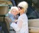 Gwen Stefani et son petit Zuma descendent de la voiture et arrivent à leur domicile de Los Angeles, dimanche 24 avril.