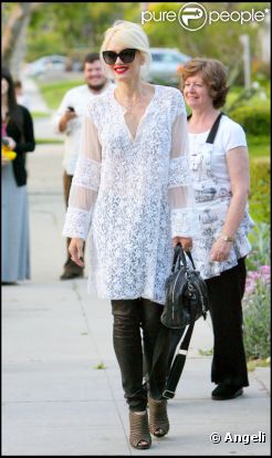 Gwen Stefani, vêtue d'une tunique blanche brodée s'apprête à fêter Pâques en famille à Los Angeles, dimanche 24 avril.