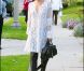 Gwen Stefani, vêtue d'une tunique blanche brodée s'apprête à fêter Pâques en famille à Los Angeles, dimanche 24 avril.