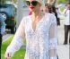 Gwen Stefani, vêtue d'une tunique blanche brodée s'apprête à fêter Pâques en famille à Los Angeles, dimanche 24 avril.