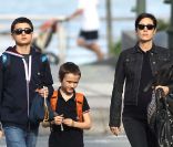 Jennifer Connelly avec ses deux fils Kai et Stellan à New York le 27 avril 2011