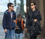 Jennifer Connelly avec ses deux fils Kai et Stellan à New York le 27 avril 2011, retour d\'école tranquille<br />