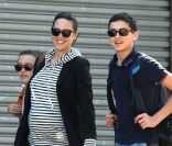 Jennifer Connelly avec ses deux fils Kai et Stellan à New York le 29 avril 2011, les trois mousquetaires à lunettes noires !<br />