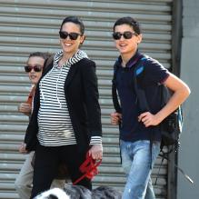 Jennifer Connelly avec ses deux fils Kai et Stellan à New York le 29 avril 2011, les trois mousquetaires à lunettes noires !<br />
