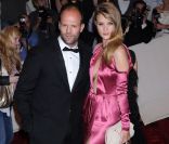 Rosie Huntington, accompagnée de son compagne Jason Statham, a opté pour une robe Burberry Prorsum qui dévoilait ses longues jambes et sa poitrine... Chaud ! New York, 2 mai 2011