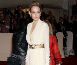  Leelee Sobieski affiche un décolleté plongeant dans sa splendide robe. New York, 2 mai 2011   