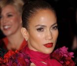 Jennifer Lopez affiche son corps de rêve dans une robe Gucci. New York, 2 mai 2011 