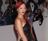 Rihanna refait son show avec une robe transparente... Tellement sexy ! New York, 2 mai 2011 