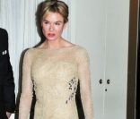 En plus de son magnifique dos nu, Renée Zellweger a dévoilé ses belles gambettes pour être la plus sexy de la soirée ! New York, 2 mai 2011