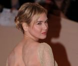 Renée Zellweger a chauffé l'atmosphère avec son cambré so sexy ! Une robe signée Carolina Herrera. New York, 2 mai 2011 