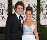 Jennifer Love Hewitt et son ex-compagnon le réalisateur amércain Alex Beh posent lors des Golden Globes en janvier 2011 à Los Angeles 