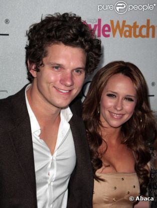 Jennifer Love Hewitt et son ex-compagnon le réalisateur amércain Alex Beh lors d'une première à Los Angeles en janvier 2011 