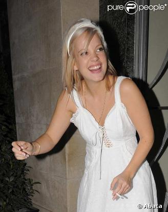 Lily Allen lors de son anniversaire, inséparable de... sa cigarette !