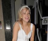 Lily Allen lors de son anniversaire, inséparable de... sa cigarette !