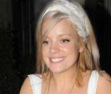 Lily Allen lors de son anniversaire, inséparable de... sa cigarette !