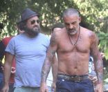 Christian Audigier et l'artiste Mr Brainwash dans son ranch de Topanga, en Californie, le 5 mai 2011