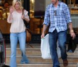 Tori Spelling avec son mari Dean McDermott chez Barney's, le 7 mai 2011. Los Angeles.