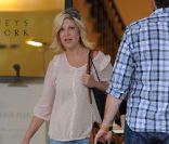 Tori Spelling avec son mari Dean McDermott chez Barney's, le 7 mai 2011. Los Angeles.