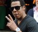 Jay-Z sort de son hôtel Le Meurice à Paris le 23 avril 2011, accompagné du neveu de Beyoncé, Daniel et de son beau-frère