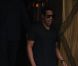 Jay-Z sort de son hôtel Le Meurice à Paris le 23 avril 2011, accompagné du neveu de Beyoncé, Daniel et de son beau-frère