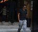 Jay-Z sort de son hôtel Le Meurice à Paris le 23 avril 2011, accompagné du neveu de Beyoncé, Daniel et de son beau-frère