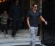 Jay-Z sort de son hôtel Le Meurice à Paris le 23 avril 2011, accompagné du neveu de Beyoncé, Daniel et de son beau-frère