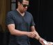 Jay-Z sort de son hôtel Le Meurice à Paris le 23 avril 2011, accompagné du neveu de Beyoncé, Daniel et de son beau-frère