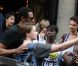 Jay-Z sort de son hôtel Le Meurice à Paris le 23 avril 2011, accompagné du neveu de Beyoncé, Daniel et de son beau-frère