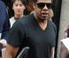 Jay-Z sort de son hôtel Le Meurice à Paris le 23 avril 2011, accompagné du neveu de Beyoncé, Daniel et de son beau-frère