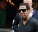 Jay-Z sort de son hôtel Le Meurice à Paris le 23 avril 2011, accompagné du neveu de Beyoncé, Daniel et de son beau-frère