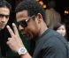Jay-Z sort de son hôtel Le Meurice à Paris le 23 avril 2011, accompagné du neveu de Beyoncé, Daniel et de son beau-frère