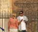 Jay-Z et sa femme Beyoncé, mangent une glace dans les rues de Paris le 25 avril 2011