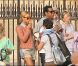 Jay-Z et sa femme Beyoncé, mangent une glace dans les rues de Paris le 25 avril 2011