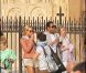 Jay-Z et sa femme Beyoncé, mangent une glace dans les rues de Paris le 25 avril 2011