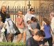 Jay-Z et sa femme Beyoncé, mangent une glace dans les rues de Paris le 25 avril 2011