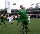 Ethan Hawke se transforme en footballeur durant le match de foot NYFEST à New York le 23 avril 2011