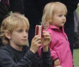 Ryan Shawhughes, épouse de Ethan Hawke, en compagnie de de leur fille Clémentine et de Levon, fils d\'Ethan, durant le match de foot NYFEST à New York le 23 avril 2011